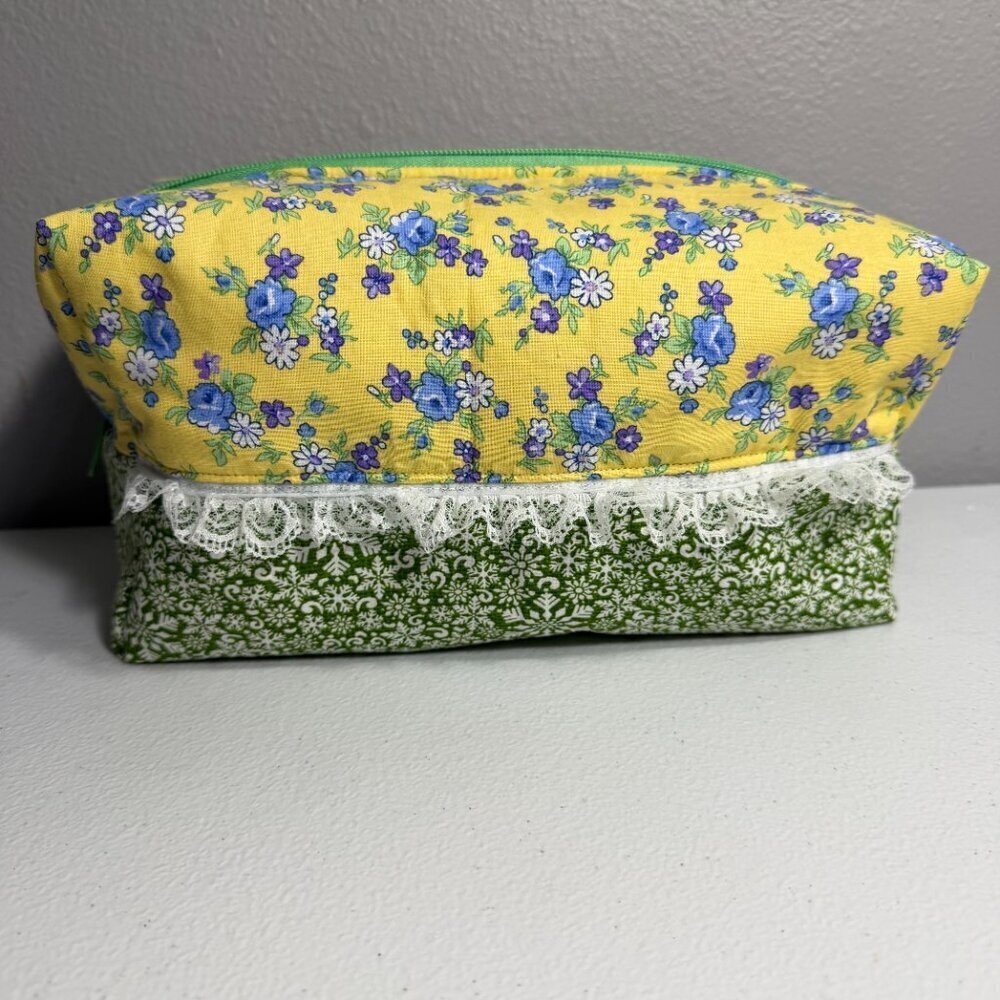 Waterproof Makeup Bag โ Floral & Lace Cosmetic Pouch Handmade - Picture 4 of 4
